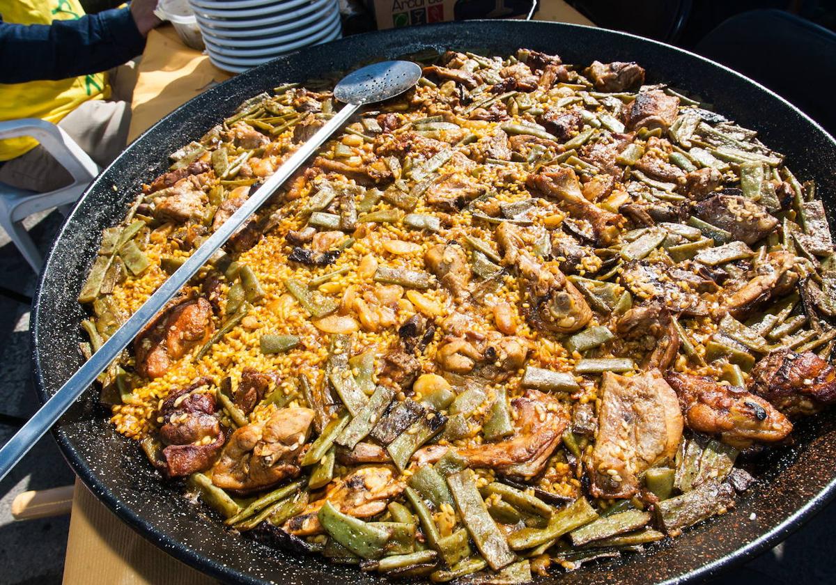 Una paella valenciana en una imagen de archivo.