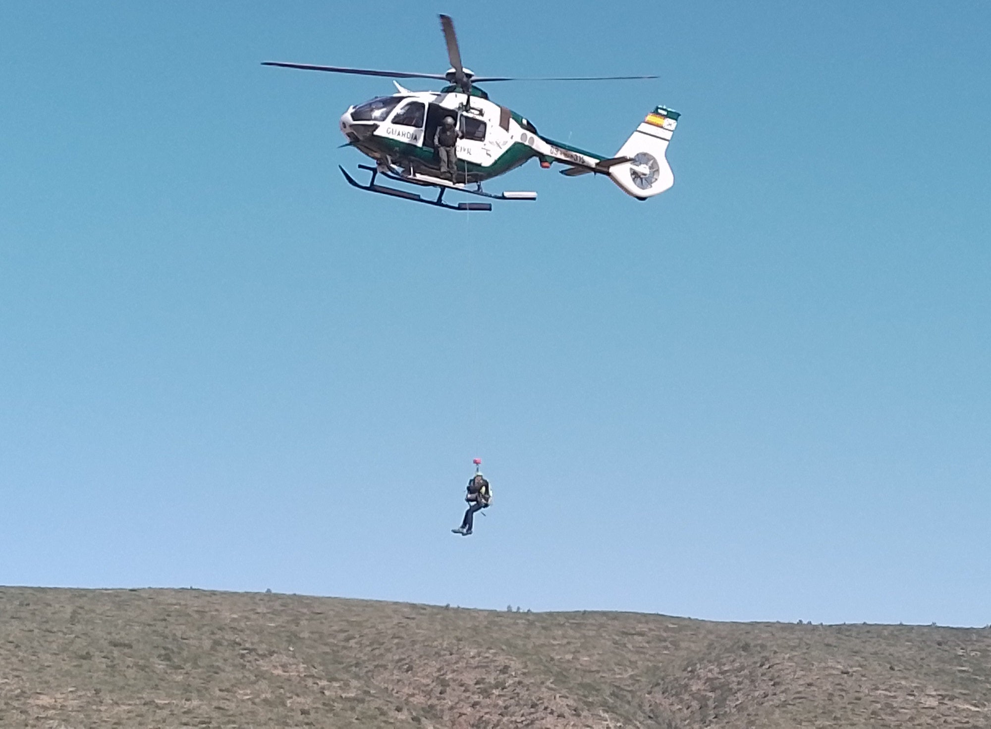 Imagen secundaria 1 - Arriba, rescate con herido inmovilizado en camilla. Abajo a la izquerda, rescate de escalador en vertical y a la derecha, equpamiento de los agentes del GREIM.