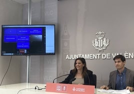 La portavoz socialista Sandra Gómez y el edil Borja Sanjuán, en el Ayuntamiento de Valencia.