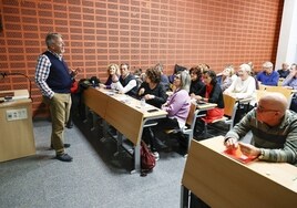 El profesor Ximo Revert, con la clase de 1º de Historia del Arte, compuesta por 60 alumnos.