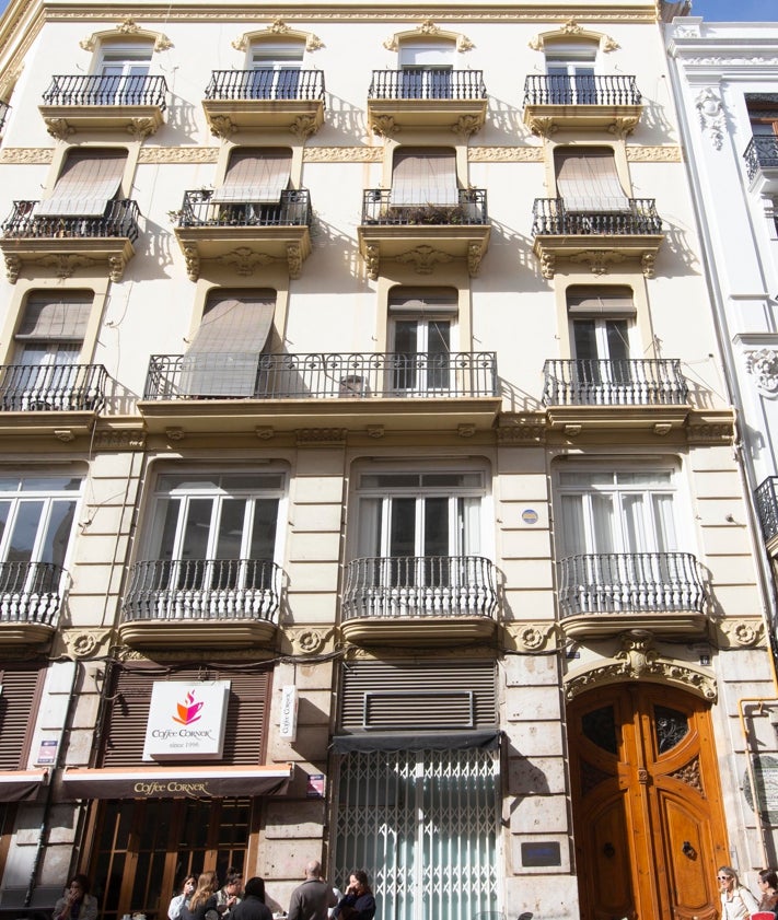 Imagen secundaria 2 - Las arquitectas autoras del proyecto y dos imágenes de la casa.