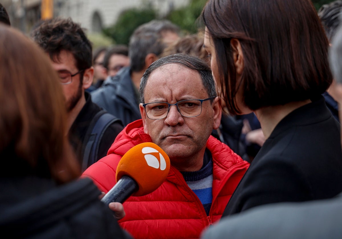 Julián Gracía, conserje del edificio de Campanar, atiende a los medios.