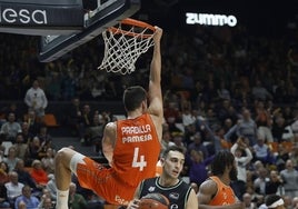 Pradilla machara el aro de la Fonteta en un partido contra el Bilbao Basket.