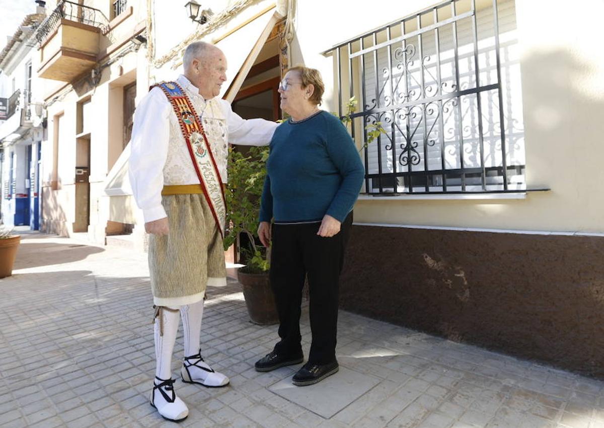 Imagen secundaria 1 - Teo, junto a vecinos y amigos del barrio. En la última imagen, junto a su marido, Pepe.