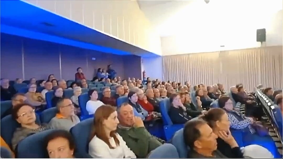 Momento de la asamblea vecinal que reunión a unas 400 personas.