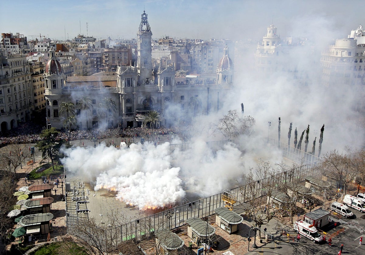 Vistas de la mascletà desde el edificio de Correos.