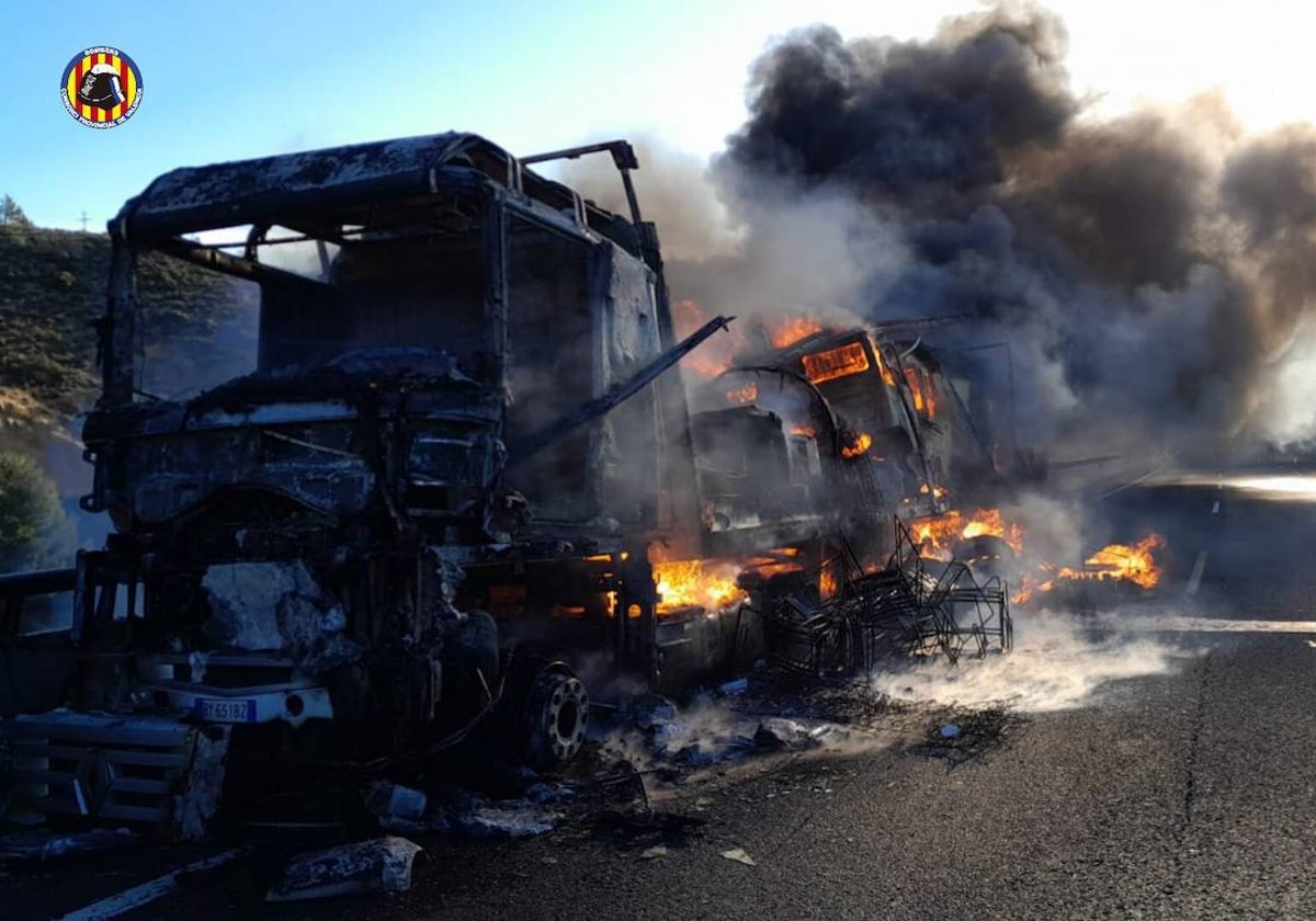 El camión incendiado este viernes en la A-3.