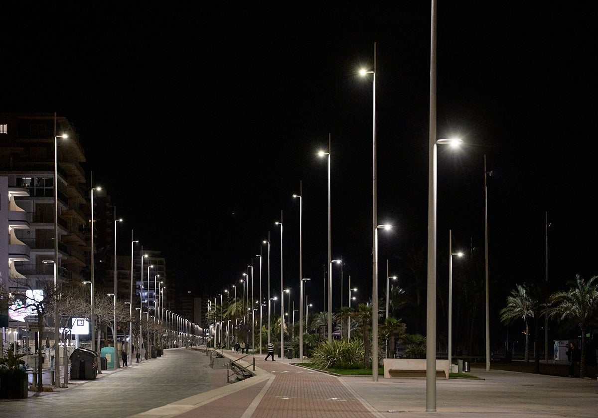 Nuevos puntos de luz instalados en la playa de Gandia.