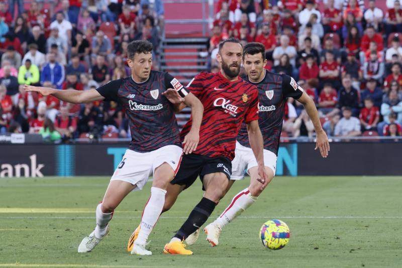 Muriqi, Vesga y Vivian en una disputa en el encuentro de la pasada temporada en Son Moix