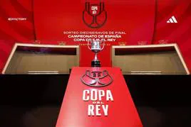 El trofeo de la Copa del Rey expuesto en Las Rozas