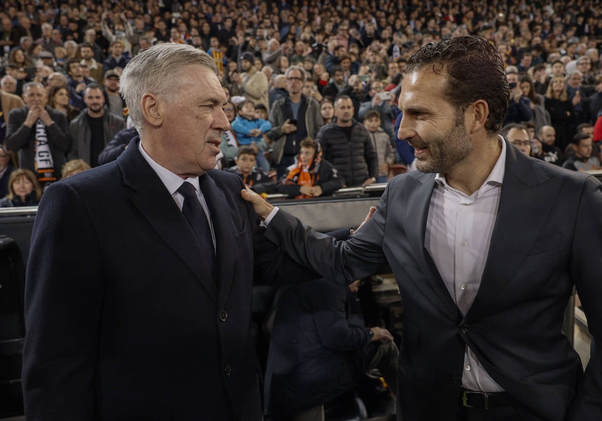 Carlo Ancelotti y Rubén Baraja se saludan antes del partido en Mestalla.