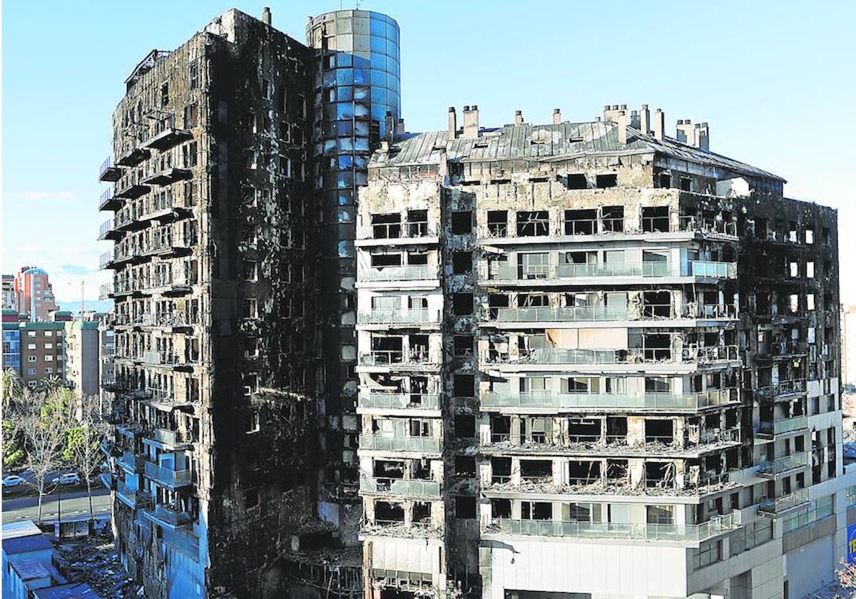 El edificio de Campanar, completamente destrozado.