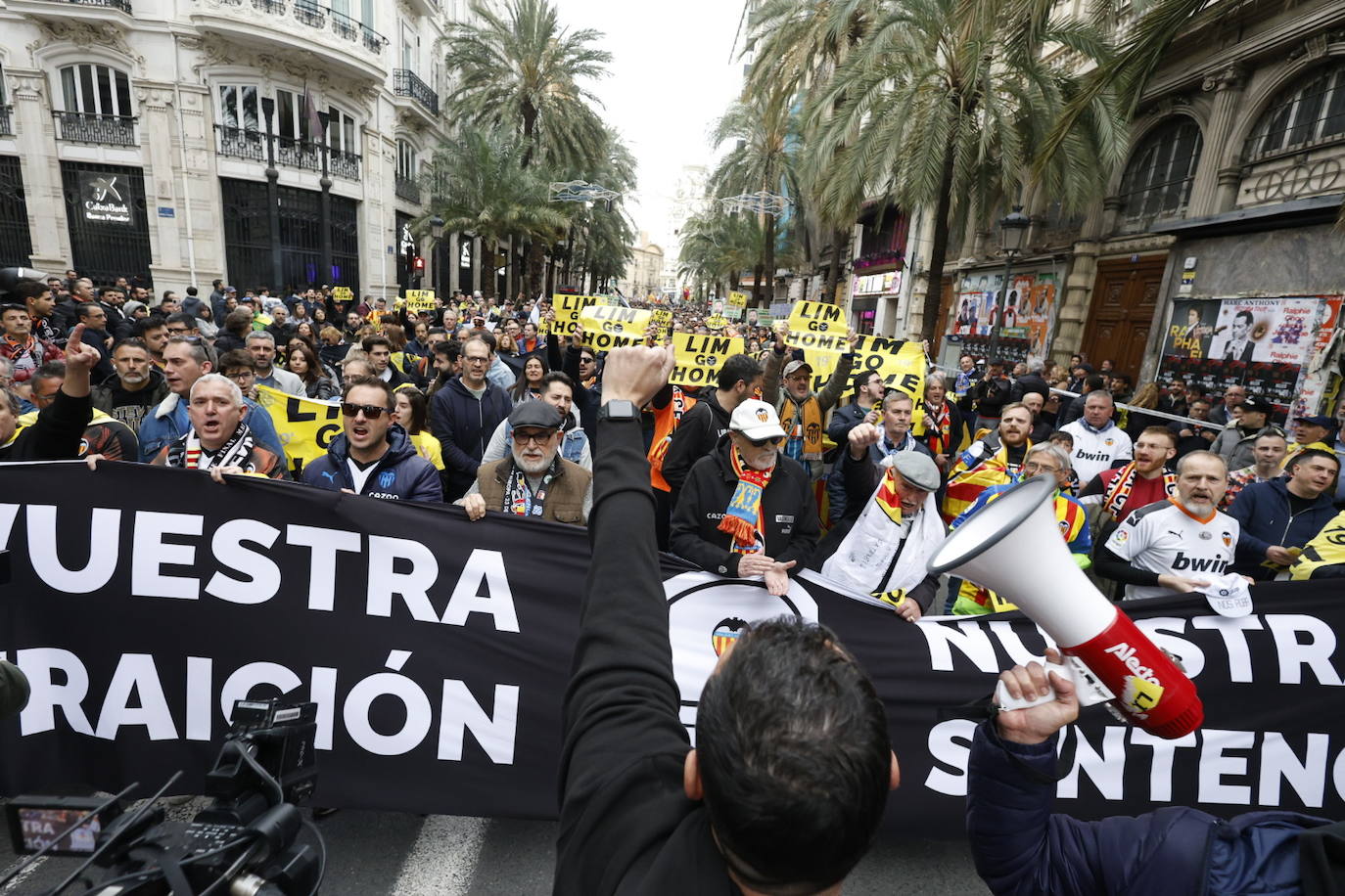 El valencianismo clama contra Peter Lim