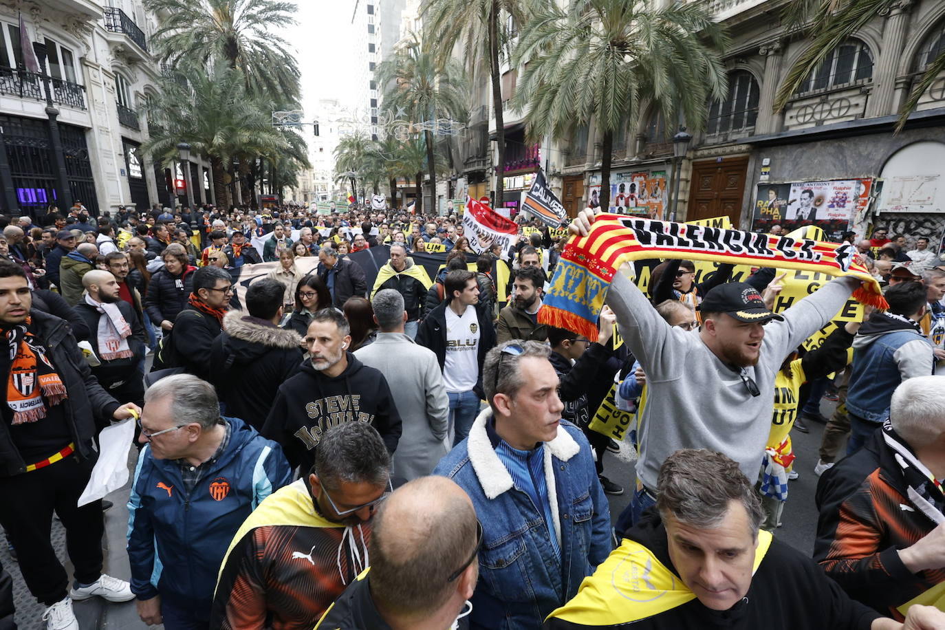 El valencianismo clama contra Peter Lim