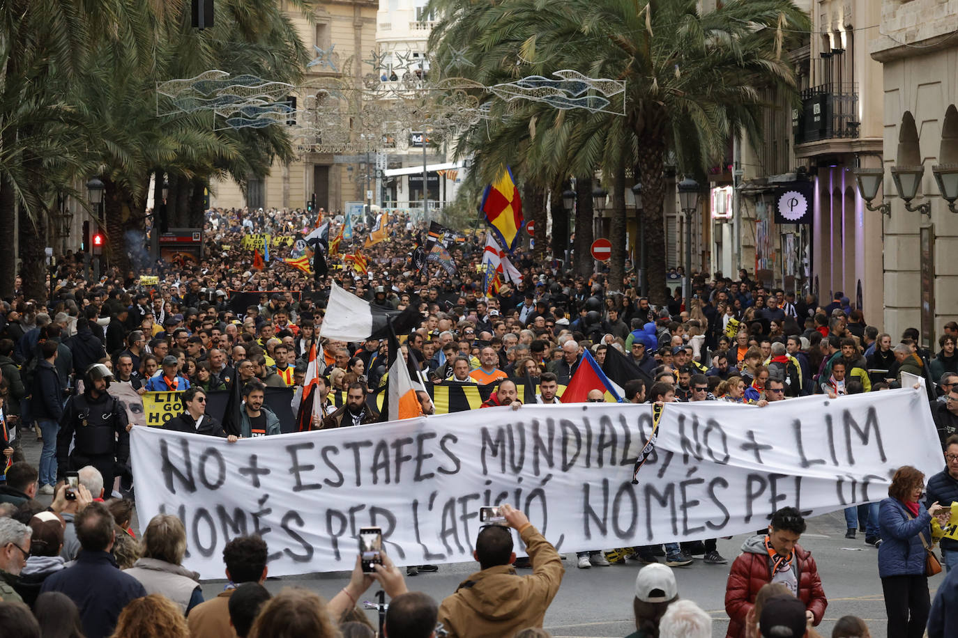 El valencianismo clama contra Peter Lim