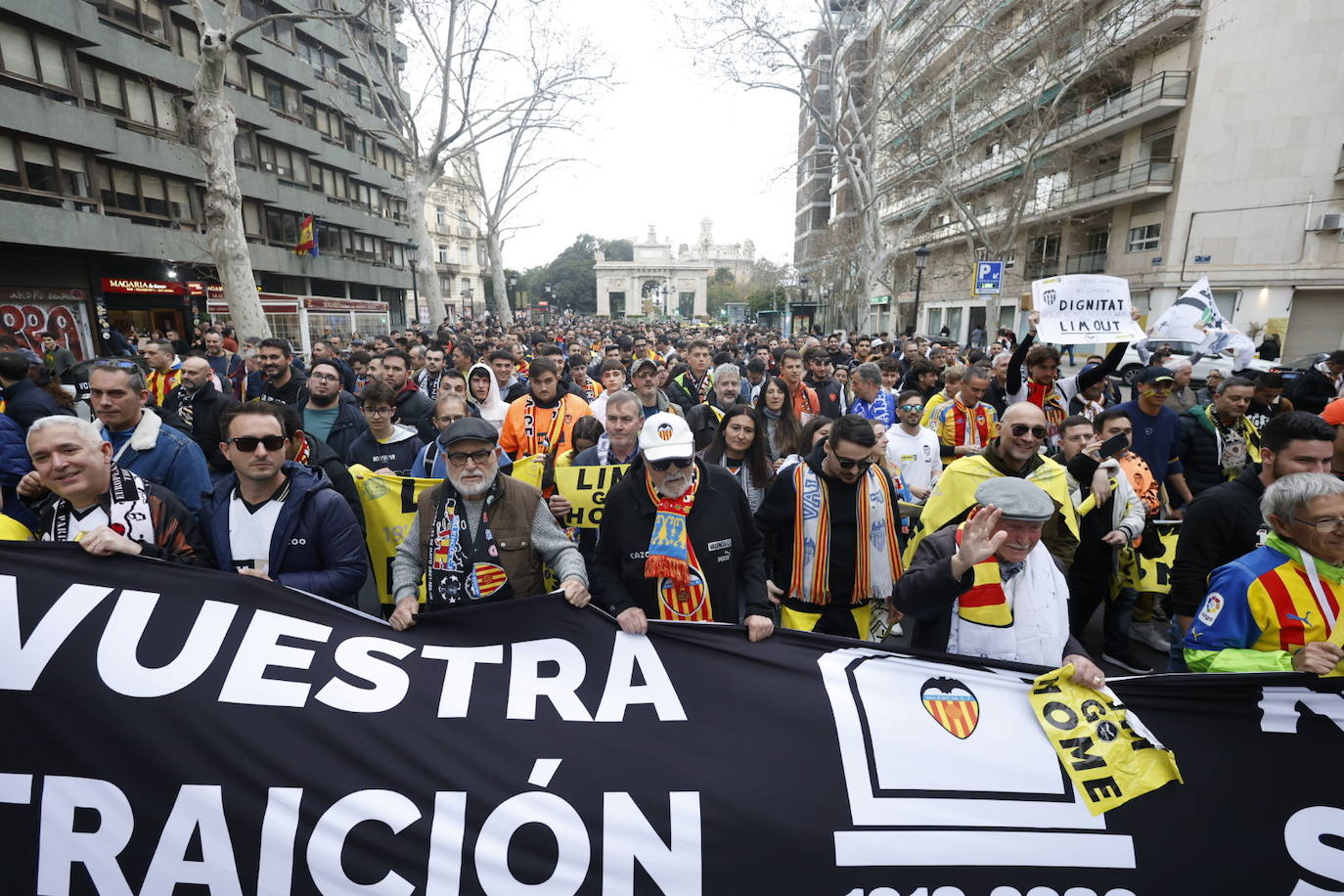 El valencianismo clama contra Peter Lim