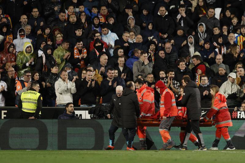 Conmoción entre los futbolistas por la grave lesión de Diakhaby en el Valencia - Real Madrid