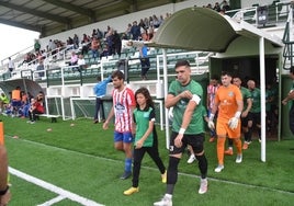 Jugadores del Jávea y Calpe antes de un partido.