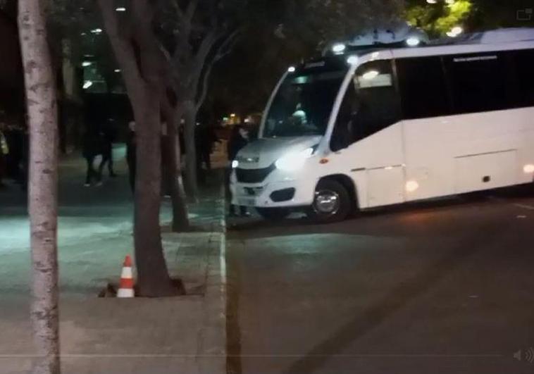 Llegada del autobús del Real Madrid a Mestalla.