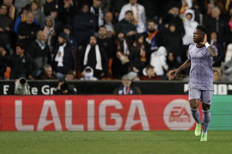 Los gestos provocativos de Vinicius a Mestalla