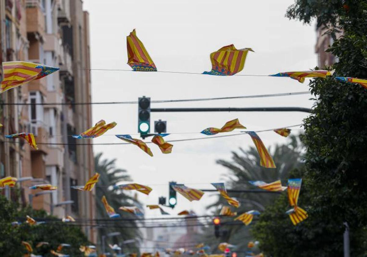 Diversas banderas valencianas ondean por el fuerte viento registrado este sábado en Valencia.