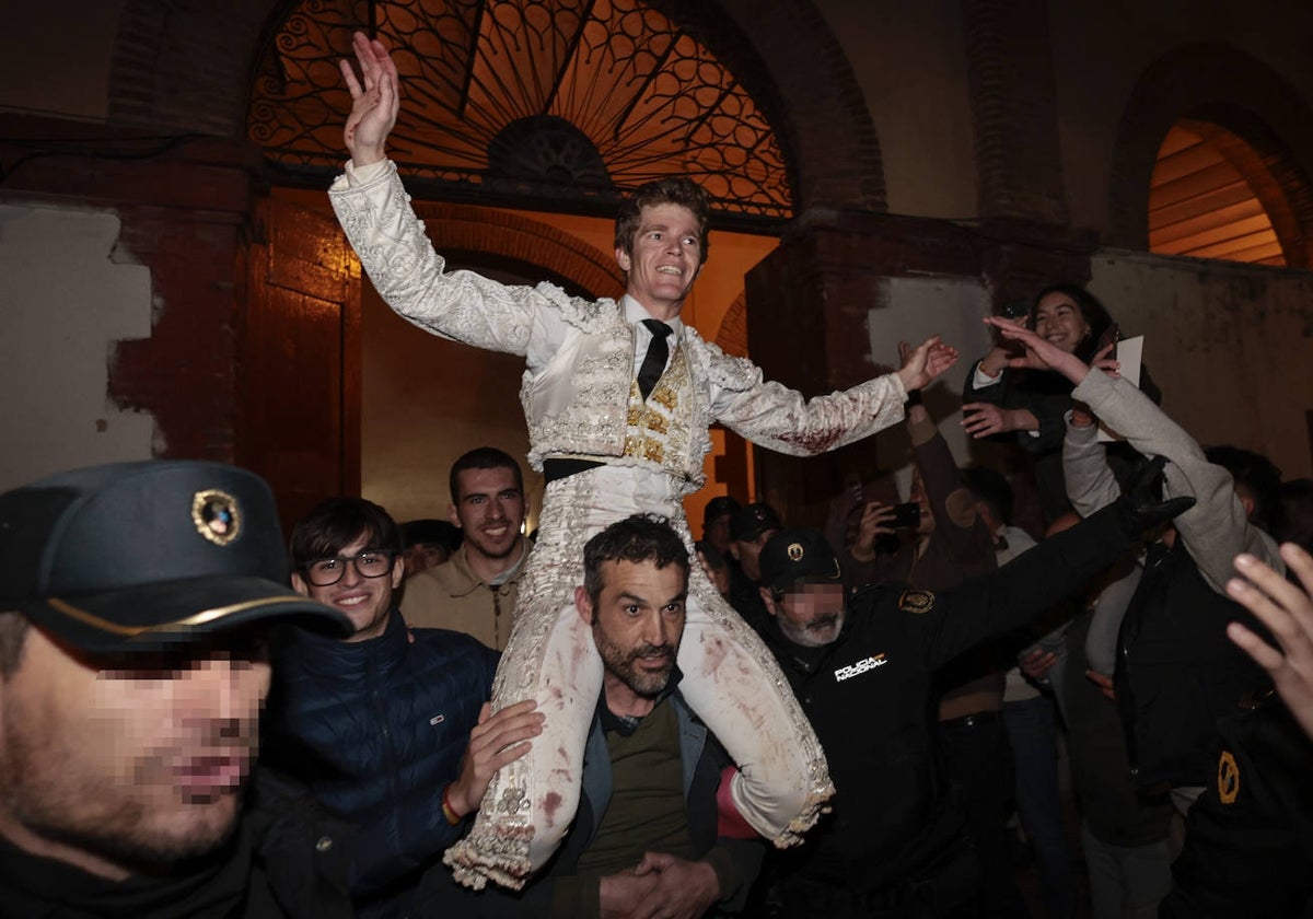 El diestro Borja Giménez sale a hombros de la plaza de Castellón tras la primera corrida de la Feria de la Magdalena.