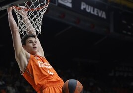 Jovic supera la defensa del Palencia.