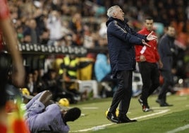 Carlo Ancelotti se dirige a sus futbolistas en Mestalla.