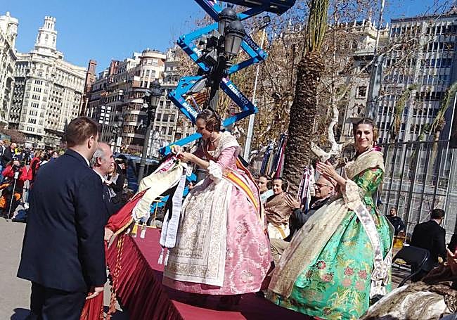 Agrupación Musical Gayano Lluch, recogiendo el estandarte.