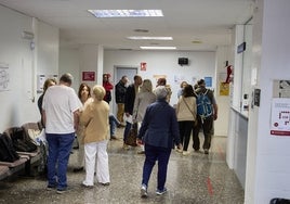 Numerosos pacientes en el centro de salud de Malilla.