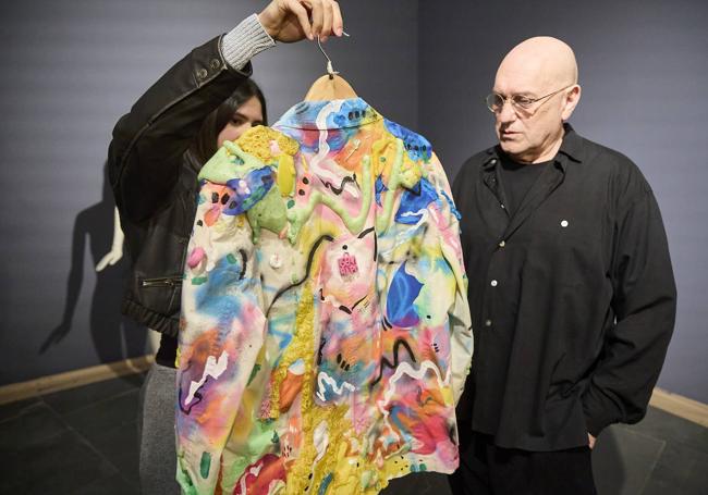 Josep Lozano contempla una de las prendas intervenidas por una de las nuevas artistas valencianas que exponen en Fashion Art.