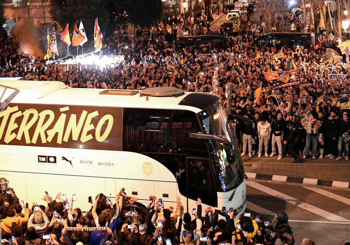 El autobús del Valencia es recibido el sábado por miles de seguidores el sábado