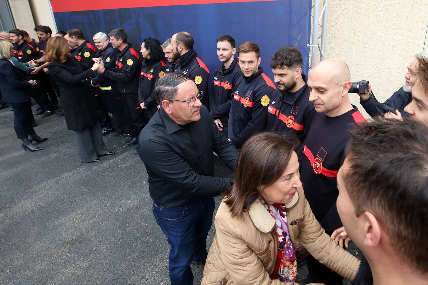 Visita de la ministra Margarita Robles a los bomberos de Valencia