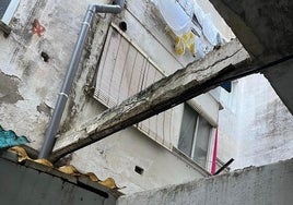 Patios y vigas deterioradas en las viviendas de la calle Safor de Gandia.