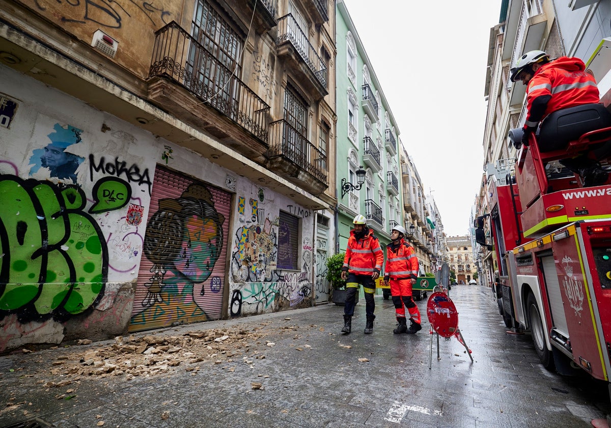 El turista herido por la caída de una cornisa en Valencia sigue en estado grave