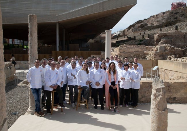 Los chefs de los restaurantes Tres Soles Repsol posan en el Foro Romano de Cartagena.