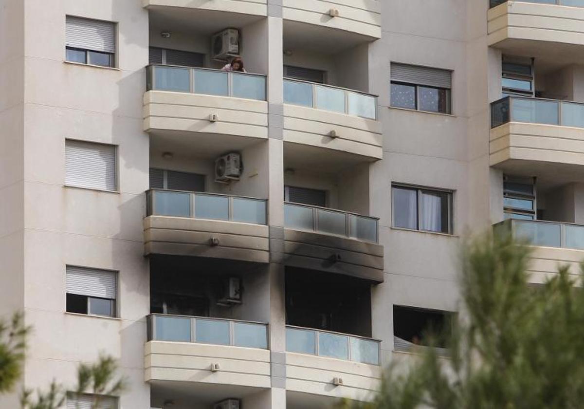 El edificio de Villajoyosa donde han fallecido tres personas por el fuego.