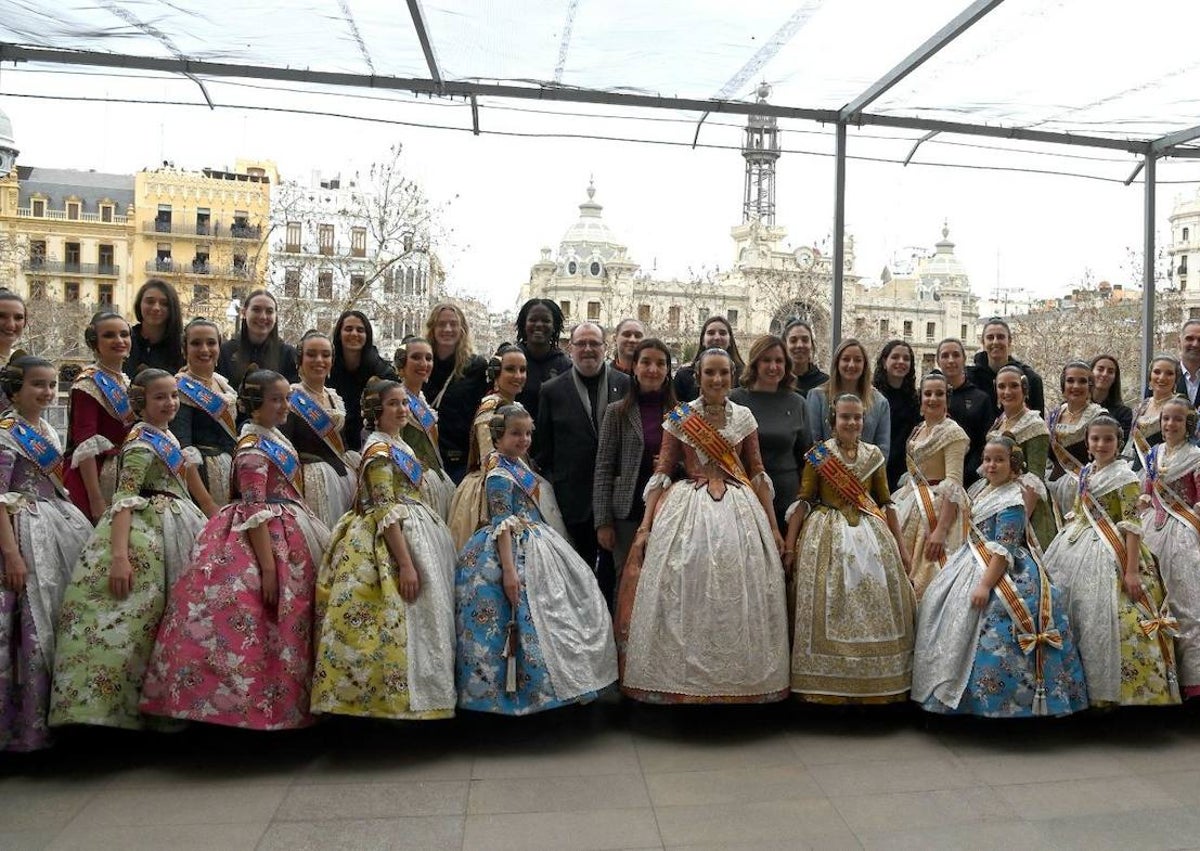 Imagen secundaria 1 - Catalá con el deán de la Catedral, Vicente Fontestad; falleras mayores de Valencia y sus cortes, con las jugadoras de Valencia Basket y representantes de la falla Del Mercat de Sueca.