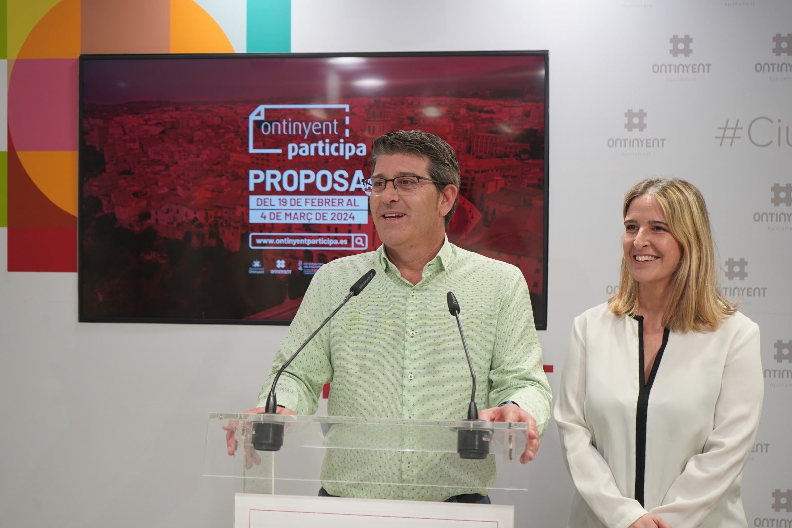 El alcalde de Ontinyent, junto a la concejala responsable, en la presentación de Ontinyent Participa.