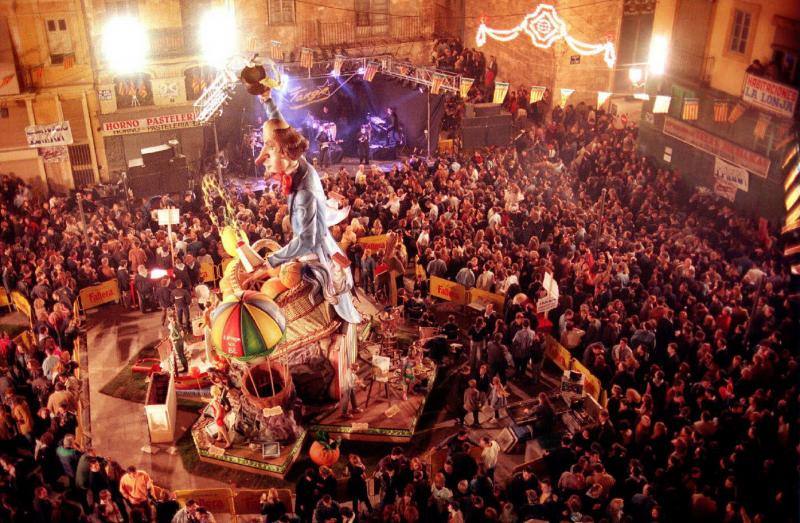 Imagen de una verbena nocturna en la Plaza del Collado.