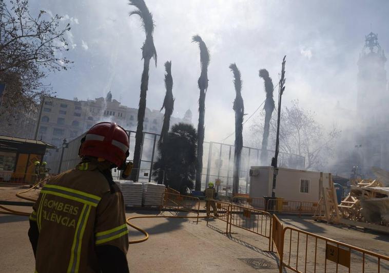 Mascletà en la plaza del Ayuntamiento de Valencia.