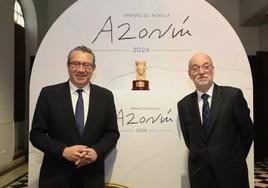 El presidente de la Diputación de Alicante, Toni Pérez, y el director del Área de Relaciones Institucionales del Grupo Planeta, Carlos Creuheras, con el Premio Azorín de Novela 2024.