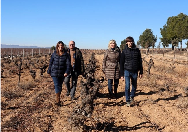 La familia López-Peidró en el Pago Chozas Carrascal.