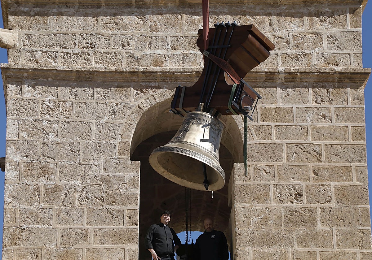 Momento en el que la 'Bertomeua' va a entrar dentro del campanario.
