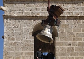 Momento en el que la 'Bertomeua' va a entrar dentro del campanario.