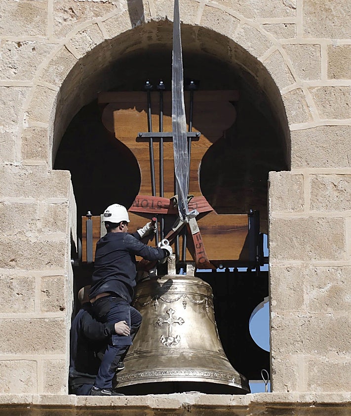 Imagen secundaria 2 - Varios momentos de la operación desarrollada este martes para colocar la campana.