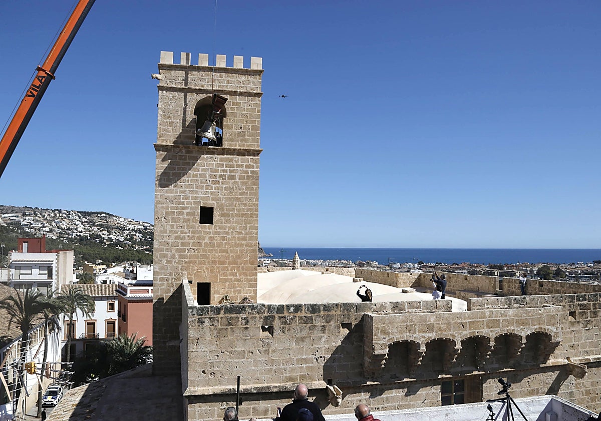 Imagen principal - Varios momentos de la operación desarrollada este martes para colocar la campana.