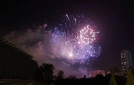 Castillo pirotécnico frente a Les Arts.