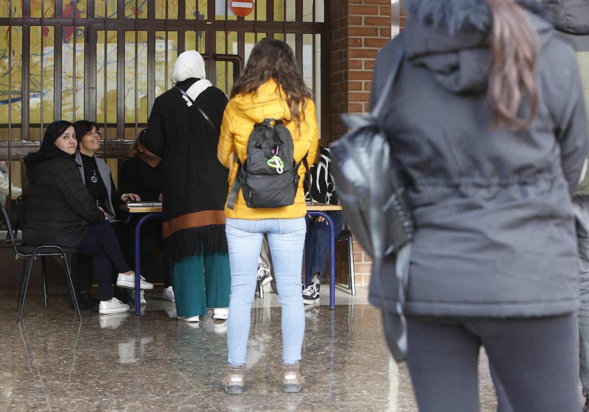 Votaciones en el Lluís Vives de La Pobla de Vallbona.