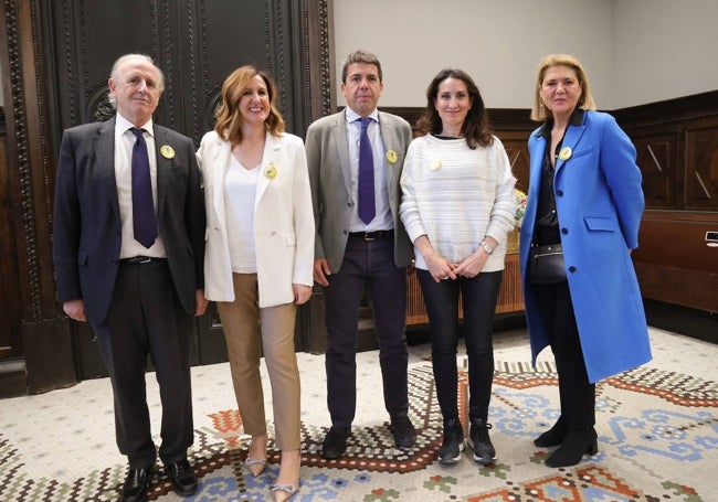 Luis Miralles, presidente de Casa Caridad; María José Catalá, alcaldesa de Valencia; Carlos Mazón, presidente de la Generalitat; Elena Sánchez, vicepresidenta de Casa Caridad; Guadalupe Ferrer, directora-gerente de la entidad.